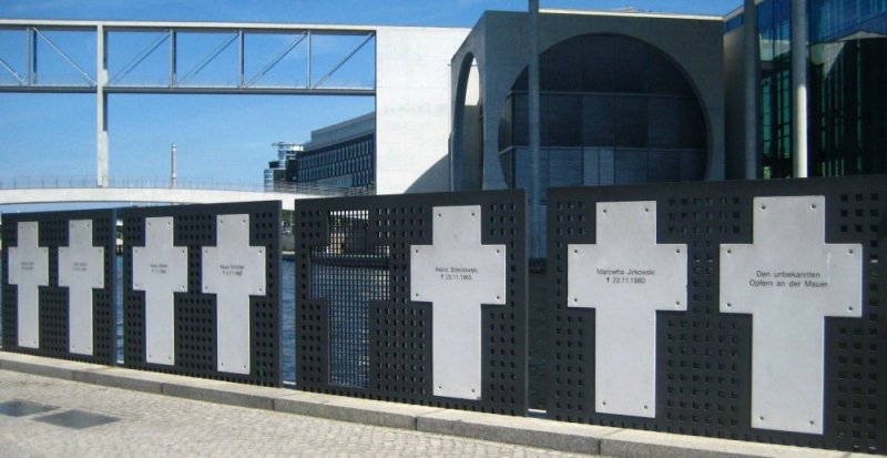 Mindesmærket 'De hvide kors' ved Spree overfor Marie-Elisabeth-Lüders-Haus ved Rigsdagsbygningen