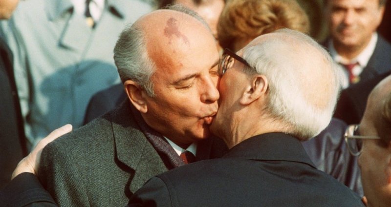 Erich Honecker modtager 'dødskysset' af Mikhail Gorbatjov ved DDR's 40-års jubilæumd den 7. oktober 1989