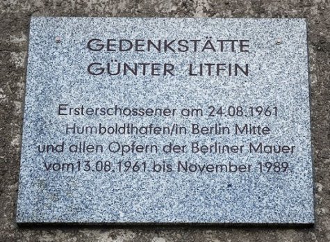 Mindetavle for Günter Litfin på vagttårnet på Kieler Strasse