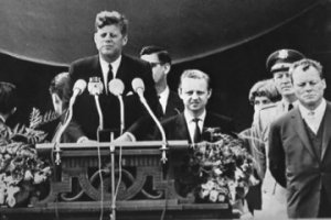 Kennedys store tale den 26. juni 1963 uden for Rathaus Schöneberg i Vest-Berlin