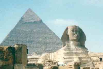 Sfinxen ved Giza ved Khefrens pyramide i baggrunden