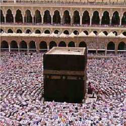 Muslimske pilgrimme vandrer omkring Kabaaen med den hellige sten ved moskéen i Mekka