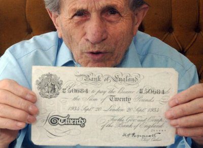 Adolf Burger fremviser en falsk pundseddel