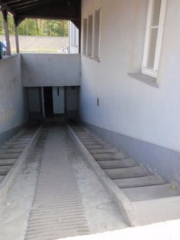 Rampen, som ligene blev k�rt ned ad efter obduktion